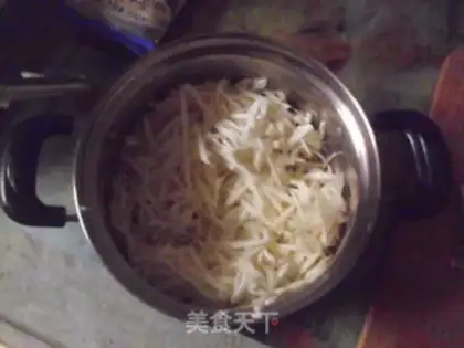 Make Fried noodles with shredded pork and rice straw step 1