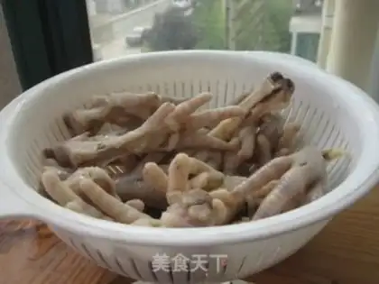 Make Special pickled pepper chicken feet step 2