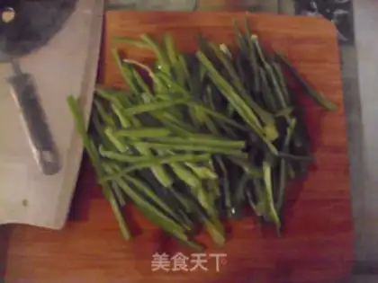 Make Fried noodles with shredded pork and rice straw step 2