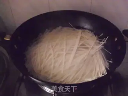 Make Fried noodles with shredded pork and rice straw step 3