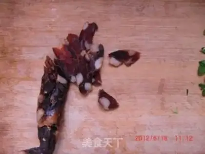 Make Dry stir-fried tea tree mushroom with sausage step 1