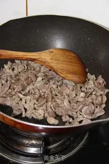 Make Make stir-fried chicken gizzards skillfully step 2