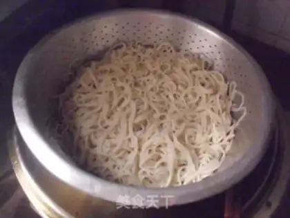 Make Fried noodles with shredded pork and rice straw step 4