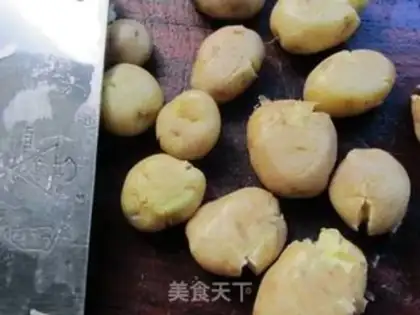 Make Beat potatoes with pepper and salt step 1