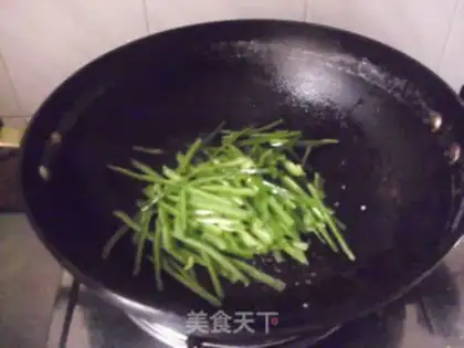 Make Fried noodles with shredded pork and rice straw step 6