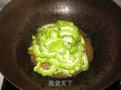 Make Stir fried beef with bitter gourd and bean drum step 5
