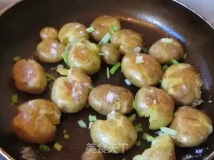 Make Beat potatoes with pepper and salt step 4