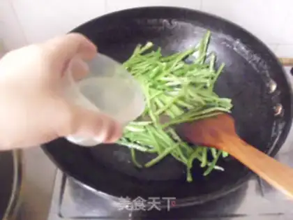 Make Fried noodles with shredded pork and rice straw step 7