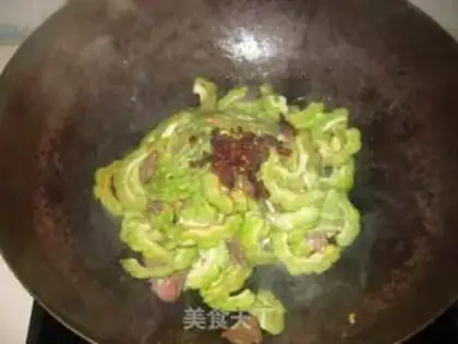 Make Stir fried beef with bitter gourd and bean drum step 6
