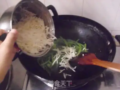 Make Fried noodles with shredded pork and rice straw step 8