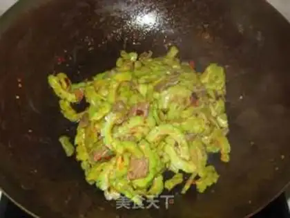Make Stir fried beef with bitter gourd and bean drum step 7