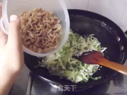 Make Fried noodles with shredded pork and rice straw step 9