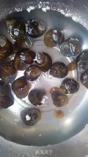 Make Spicy field snail step 1