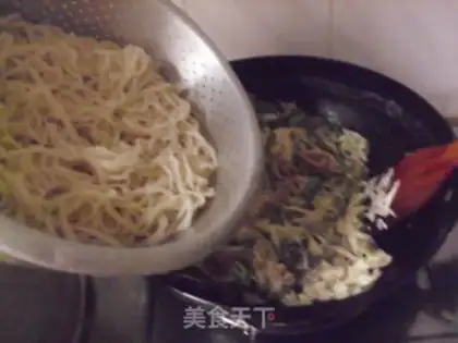 Make Fried noodles with shredded pork and rice straw step 11