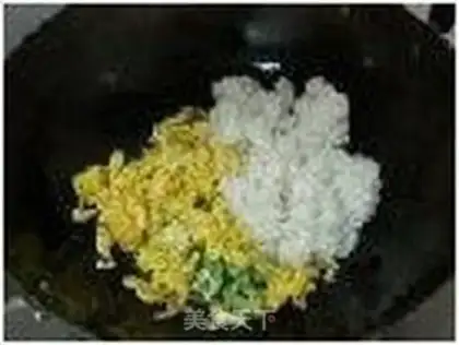 Make Fried rice with shrimp skin and egg step 3