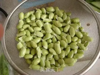 Make stir-fried edame with watermelon peel step 3