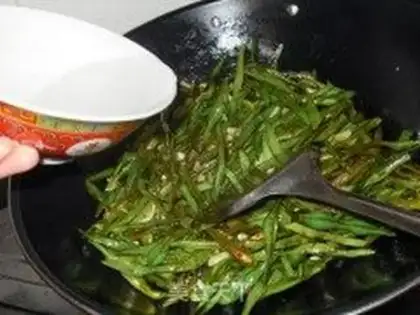 Make stir-fried green beans step 4