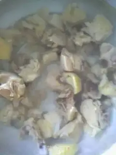 Make Stewed chicken soup with corn and lettuce step 1