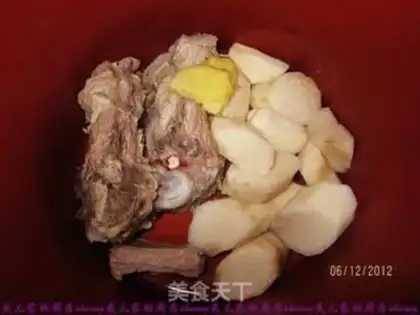 Make Garlic and cucumber mixed with pork ears step 0