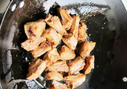 Make Roasted pork ribs with red heart potatoes step 1
