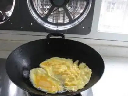 Make Scrambled eggs with diced tomatoes step 4