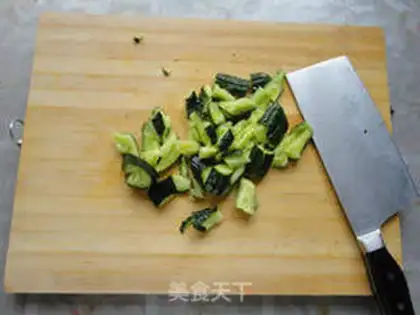 Make Garlic and cucumber mixed with pork ears step 1