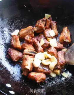 Make Roasted pork ribs with red heart potatoes step 3