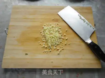 Make Garlic and cucumber mixed with pork ears step 2