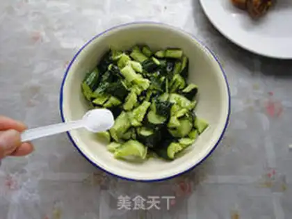 Make Garlic and cucumber mixed with pork ears step 3