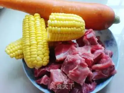 Make Pork spine, corn and carrot soup step 0