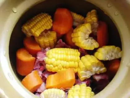 Make Pork spine, corn and carrot soup step 1