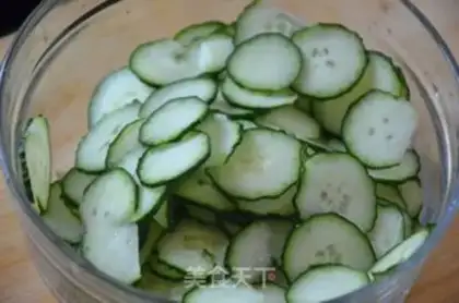 Make Cucumber slices with soybean sauce and garlic step 1