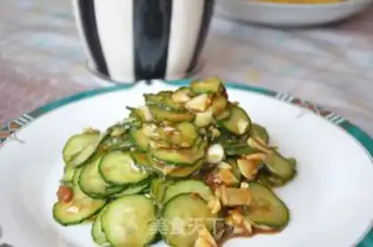 Make Cucumber slices with soybean sauce and garlic step 3