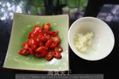 Make stir-fried minced pork with potherb mustard step 2