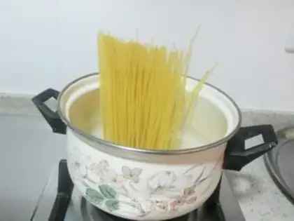 Make Spaghetti with tomato sauce step 1