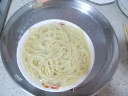 Make Spaghetti with tomato sauce step 2