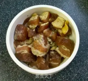 Make Lotus seed egg yolk meat dumplings step 1