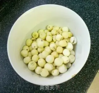 Make Lotus seed egg yolk meat dumplings step 2