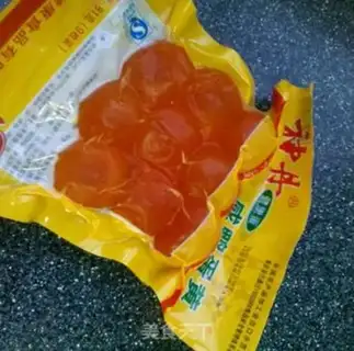Make Lotus seed egg yolk meat dumplings step 3