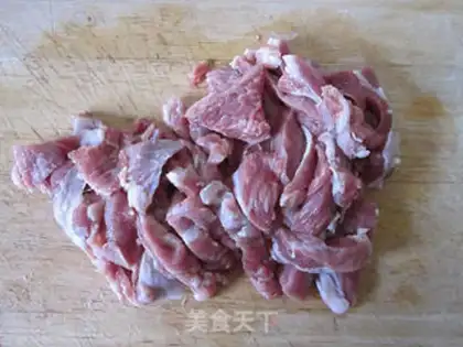 Make stir-fried mutton shoulder pork with fennel head step 0