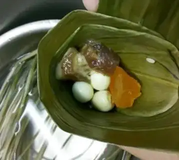 Make Lotus seed egg yolk meat dumplings step 4