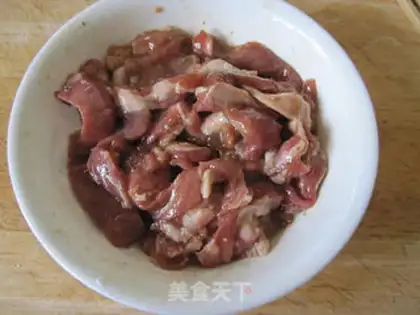 Make stir-fried mutton shoulder pork with fennel head step 1