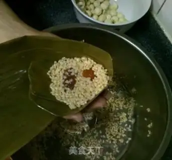 Make Lotus seed egg yolk meat dumplings step 5