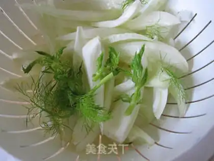 Make stir-fried mutton shoulder pork with fennel head step 2