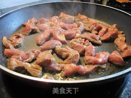 Make stir-fried mutton shoulder pork with fennel head step 3