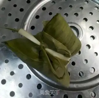 Make Lotus seed egg yolk meat dumplings step 7