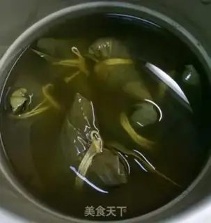 Make Lotus seed egg yolk meat dumplings step 8