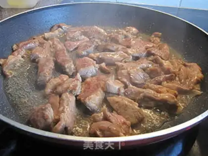 Make stir-fried mutton shoulder pork with fennel head step 4