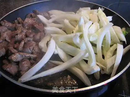 Make stir-fried mutton shoulder pork with fennel head step 5