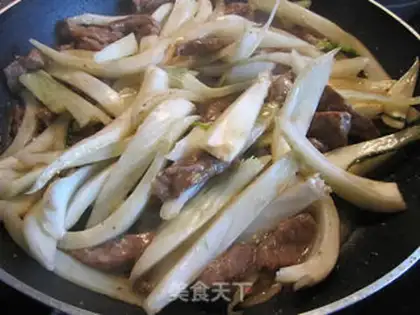 Make stir-fried mutton shoulder pork with fennel head step 6